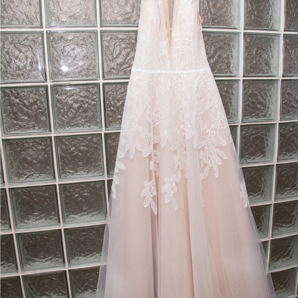 Elegant Lace Wedding Dress in White and Cream